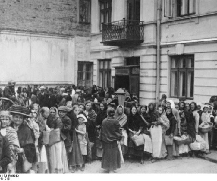 Inventory:	Bild 183 - Allgemeiner Deutscher Nachrichtendienst - Zentralbild
Signature:	Bild 183-R00012
Original title:	 Zentralbild
Anstehen nach Brot während des Krieges 1914-18.
[Scherl Bilderdienst]
Dating:	1914/1918
Photographer:	o.Ang.

Agency:	Scherl
Origin:	Bundesarchiv